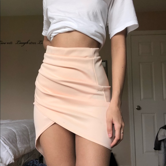 Boohoo pink ruched bodycon skirt - Picture 2 of 5